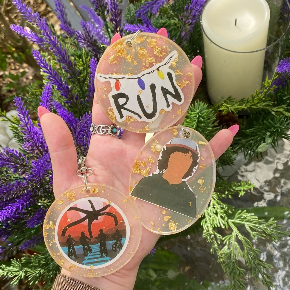 3 PACK Stranger Things Sticker & Gold Flakes Resin Keychains MYSTERY BUNDLE - Picture 4 of 16
